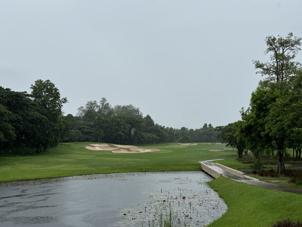 11バンホール、土砂降り