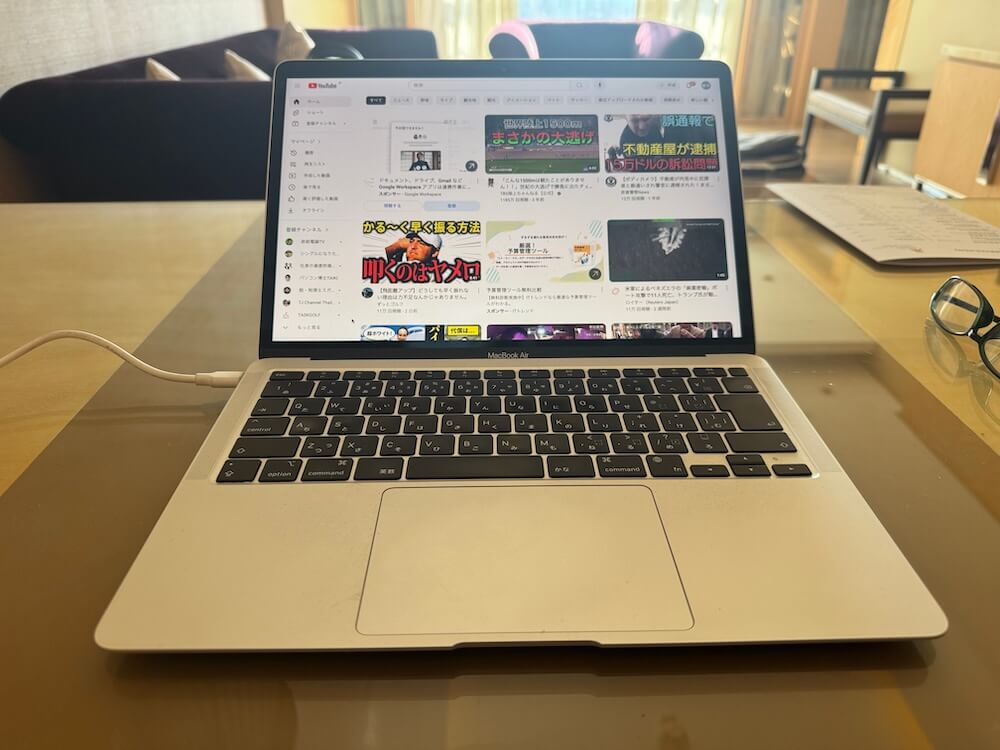 中有国のホテルでテザリングを使ってユーチューブを見ている