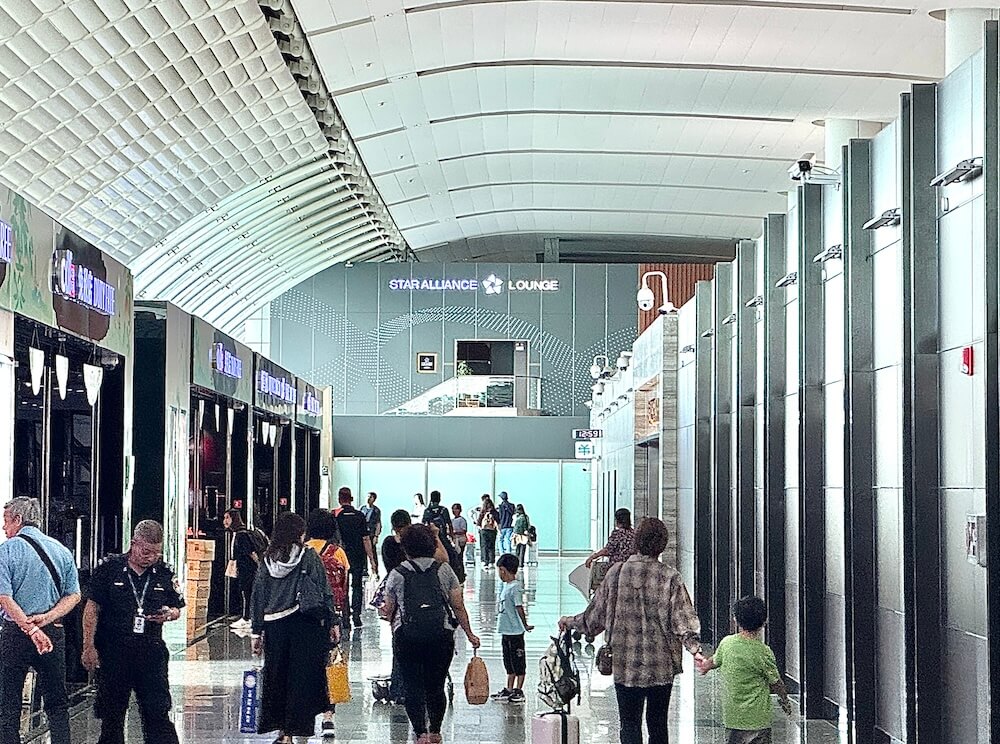 通路から見たスターアライアンスラウンジ