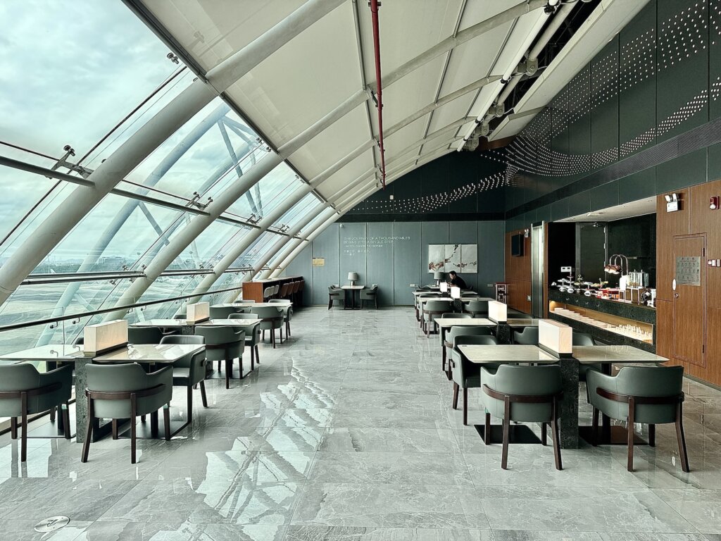 広州白雲国際空港「スターアライアンス・ラウンジ」ガラス張り