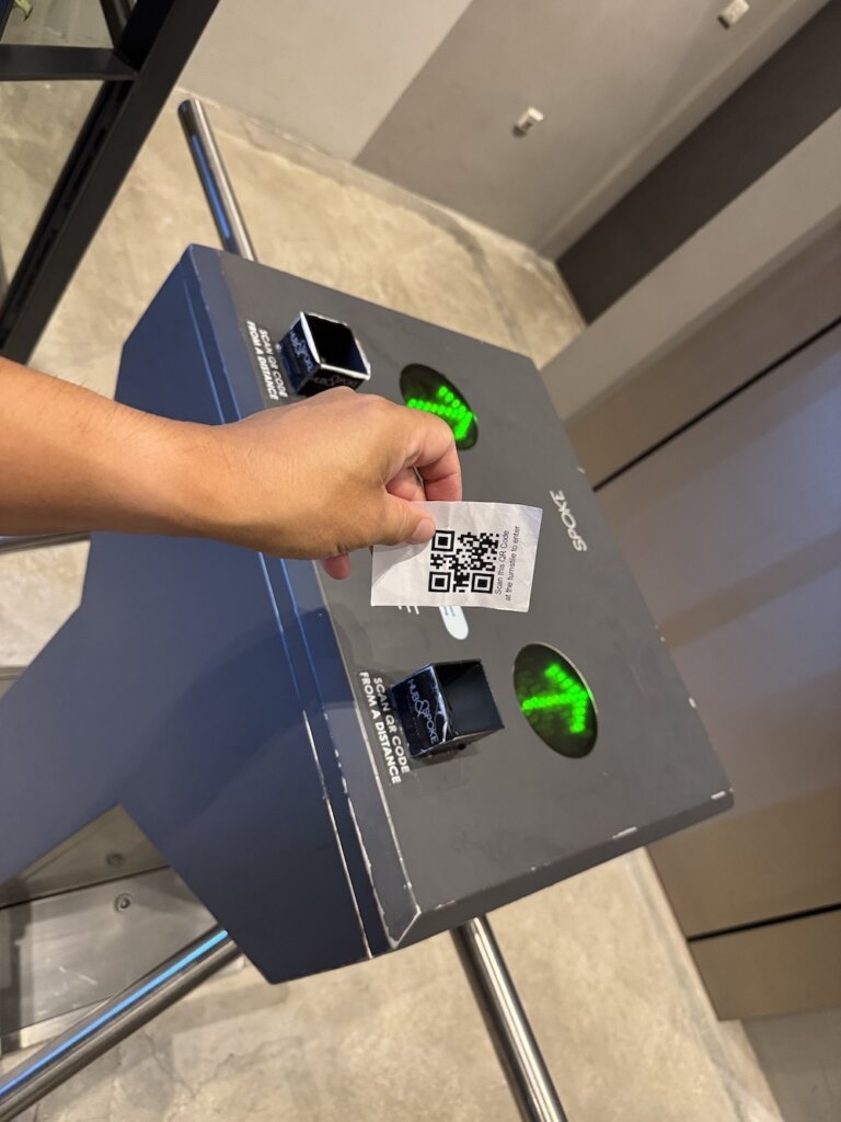 Hub & Spoke(ハブ&スポーク)シャワーブース入口