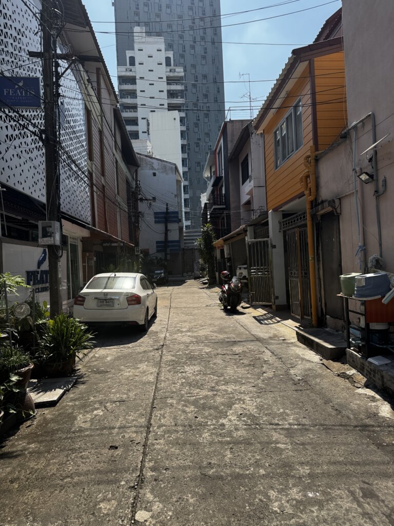 The Akesis Touchのある路地裏